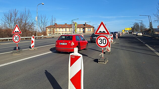 Na průtahu Olomoucí musel být poblíž obchodu BauMax kvůli závadě na mostním závěru uzavřen pravý a připojovací pruh. Ve zbylém platí rychlostní omezení.