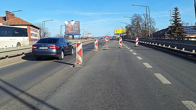 Na průtahu Olomoucí musel být poblíž obchodu BauMax kvůli závadě na mostním závěru uzavřen pravý a připojovací pruh. Nájezd je sice možný, řidiči ale musí vjíždět přímo do zbylého pruhu.