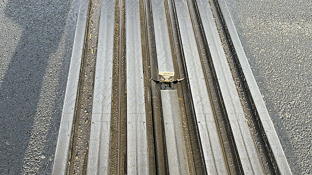 Na průtahu Olomoucí musel být poblíž obchodu BauMax kvůli závadě na mostním závěru uzavřen pravý a připojovací pruh.