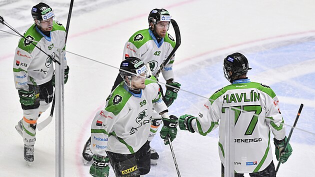 Radost hokejistů Mladé Boleslavi po gólu v zápase s Plzní.
