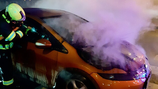 Na Jiráskově náměstí vzplálo auto. (30. ledna 2025)