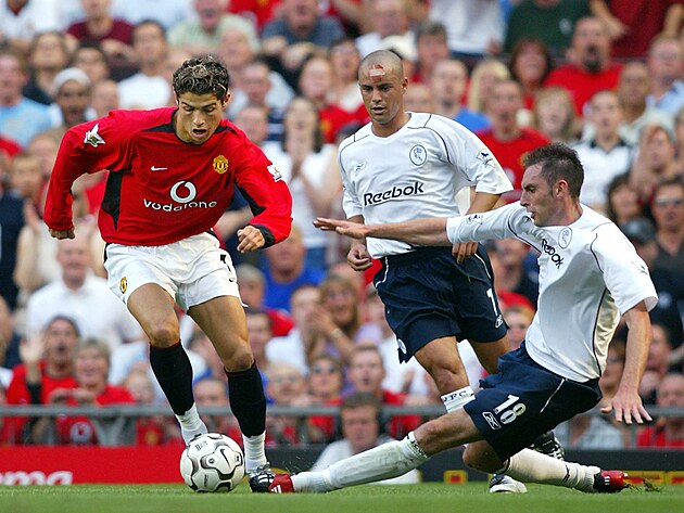 Cristiano Ronaldo v dresu Manchesteru United (vlevo) debutuje proti celku...