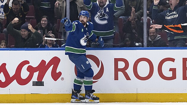 Filip Hronek z Vancouveru oslavuje svůj gól v utkání proti Torontu.