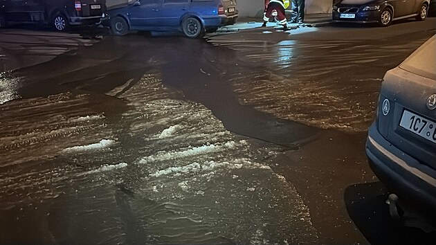 V pražské Krči druhý den po sobě po silnici teče voda. Je poškozený ventil v chodníku. Voda vzápětí namrzá. (4. února 2025)