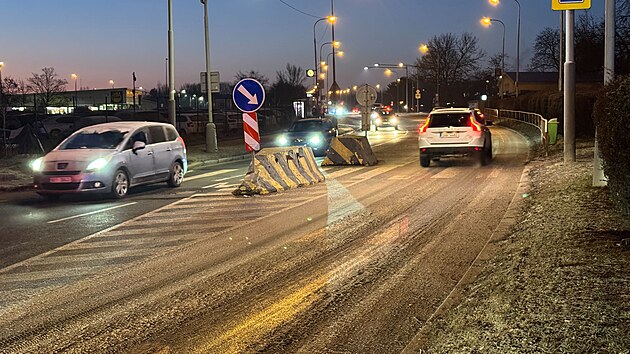 V pražské Krči druhý den po sobě po silnici teče voda. Je poškozený ventil v chodníku. Voda vzápětí namrzá. (4. února 2025)