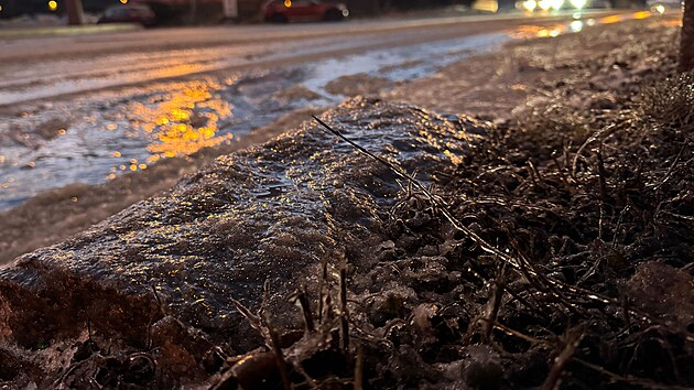 V pražské Krči druhý den po sobě po silnici teče voda. Je poškozený ventil v chodníku. Voda vzápětí namrzá. (4. února 2025)