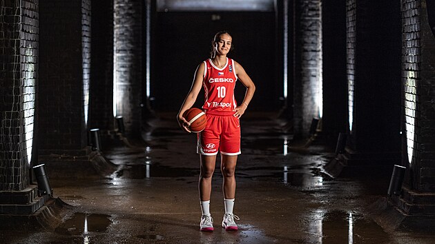 Basketbalová reprezentantka Eliška Hamzová ve vodojemech na Žlutém kopci v Brně při focení pro reklamní kampaň k EuroBasketu 2025. (léto 2024)