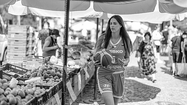 Basketbalová reprezentantka Natálie Stoupalová na Zelném trhu v centru Brna při focení pro reklamní kampaň k EuroBasketu 2025. (léto 2024)