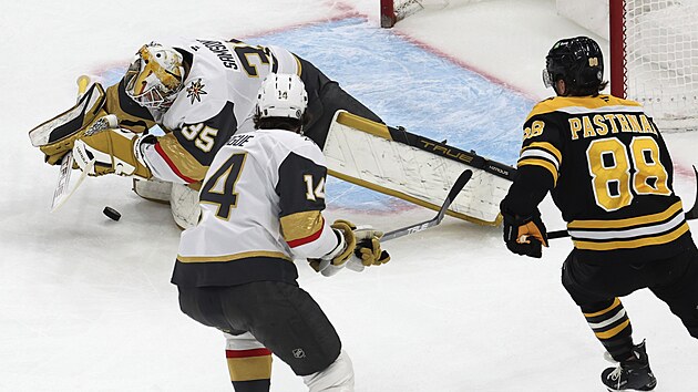 David Pastrňák z Boston Bruins sleduje zasahujícího Ilju Samsonova z Vegas Golden Knights.