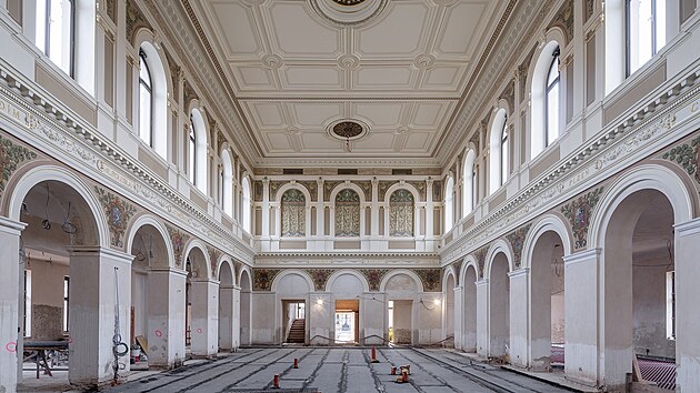 Neorenesanční dominanta. Už v létě by měla být dokončena oprava historické burzy. Zrestaurován bude i honosný sál se znaky českých měst a busta Merkura, patrona obchodníků.