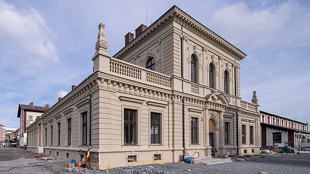 Neorenesanční dominanta. Už v létě by měla být dokončena oprava historické burzy. Zrestaurován bude i honosný sál se znaky českých měst a busta Merkura, patrona obchodníků.