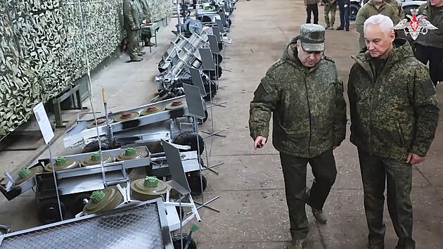 Na fotografii zveřejněné tiskovou službou ruského ministerstva obrany si ruský ministr obrany Andrej Belousov (vpravo) prohlíží výstavu zbraní a vojenské techniky na blíže neurčeném místě. (29. ledna 2025)