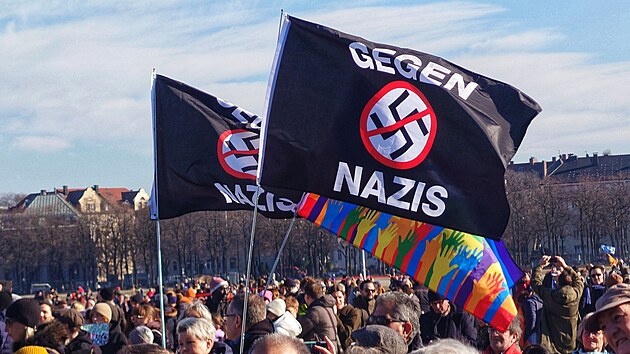 „Proti náckům,“ stojí na vlajkách protestujících proti spolupráci s německou krajně pravicovou AfD. (8. února 2025)