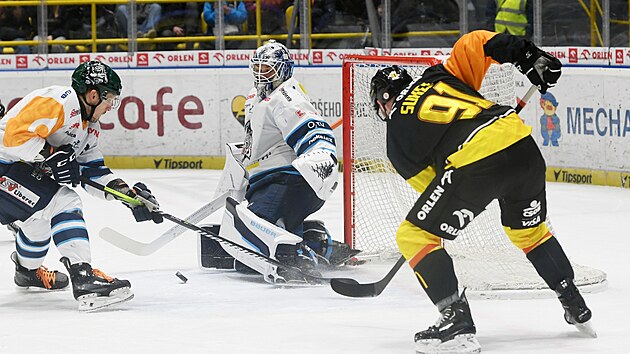 Litvínovský Matúš Sukeľ (vpravo) se snaží procpat puk do branky Petra Kváči z...