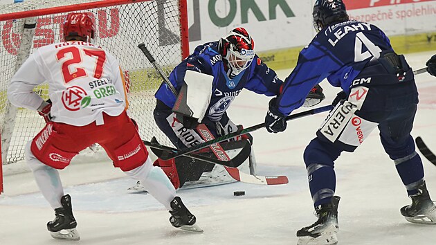 Vítkovický brankář Dominik Hrachovina zasahuje před Martinem Růžičkou z Třince.