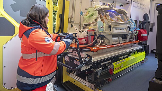 Ve Zlíně představili speciální sanitku pro novorozence. (únor 2025)