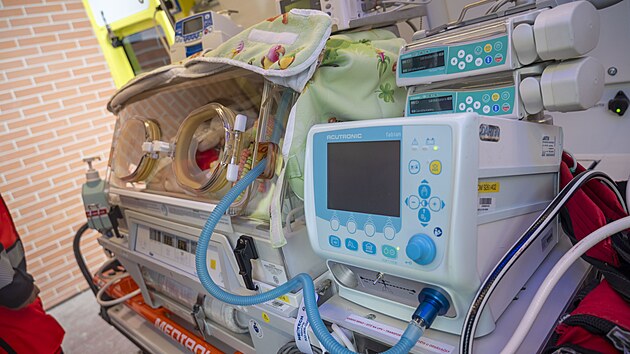 Ve Zlíně představili speciální sanitku pro novorozence. (únor 2025)