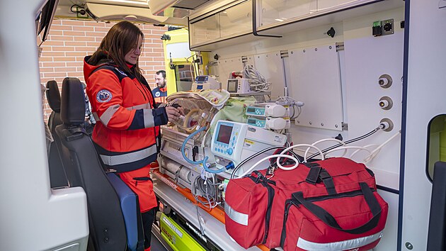 Ve Zlíně představili speciální sanitku pro novorozence. (únor 2025)