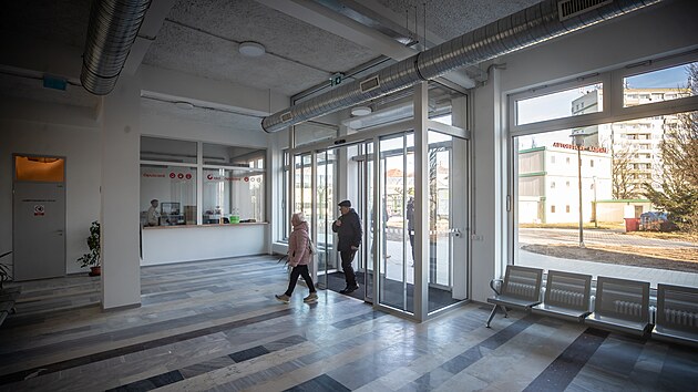 Opravená budova Uranu u autobusového nádraží poskytla zázemí cestujícím. Lidé si tu mohou koupit jízdenky nebo počkat na svůj spoj.