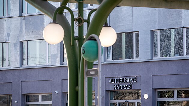 Opravená budova Uranu u autobusového nádraží poskytla zázemí cestujícím. Lidé si tu mohou koupit jízdenky nebo počkat na svůj spoj.