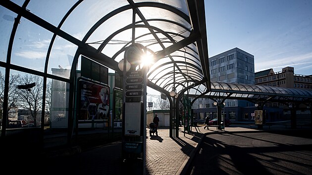 Opravená budova Uranu u autobusového nádraží poskytla zázemí cestujícím. Lidé si tu mohou koupit jízdenky nebo počkat na svůj spoj.