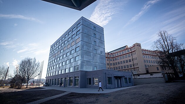 Opravená budova Uranu u autobusového nádraží poskytla zázemí cestujícím. Lidé si tu mohou koupit jízdenky nebo počkat na svůj spoj.