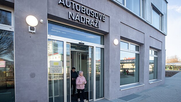 Opravená budova Uranu u autobusového nádraží poskytla zázemí cestujícím. Lidé si tu mohou koupit jízdenky nebo počkat na svůj spoj.