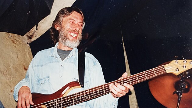 Naprostá spokojenost. Petr Michalík se svou baskytarou v akci