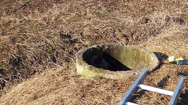 Tudy spadl jezevčík do potrubí.