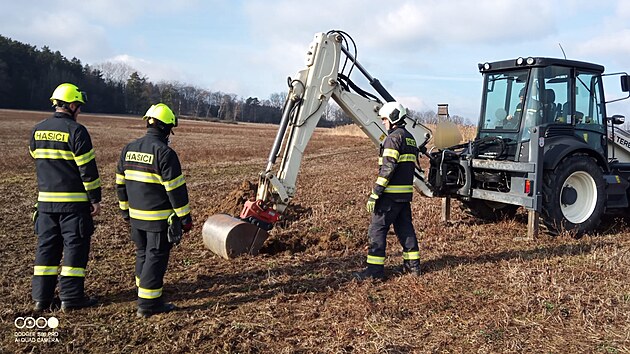 K záchraně pomohla i těžká technika hasičů z temelínské elektrárny.