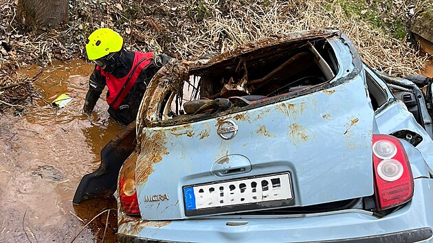 U Mydlovar na Českobudějovicku se stala tragická nehoda. Řidič tam ze zatím neznámých příčin sjel ze silnice a havaroval. Na místě nehody zahynul. (