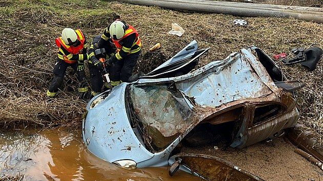 U Mydlovar na Českobudějovicku se stala tragická nehoda. Řidič tam ze zatím neznámých příčin sjel ze silnice a havaroval. Na místě nehody zahynul. (7. února 2025.)