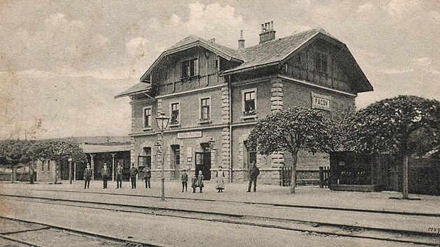 Nádraží v Pacově bylo otevřeno v roce 1888. Tento snímek pochází z počátku 20. století. Je na něm vidět i otevřená nižší přístavba, něco jako podloubí, které teď lidé litují nejvíc.