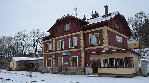 Takto vypadala budova pacovského nádraží před zahájením rekonstrukce.