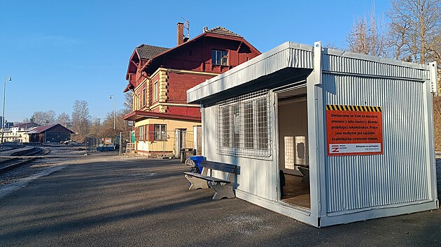 Provizorní čekárnu na pacovském nádraží tvoří stavební buňka.