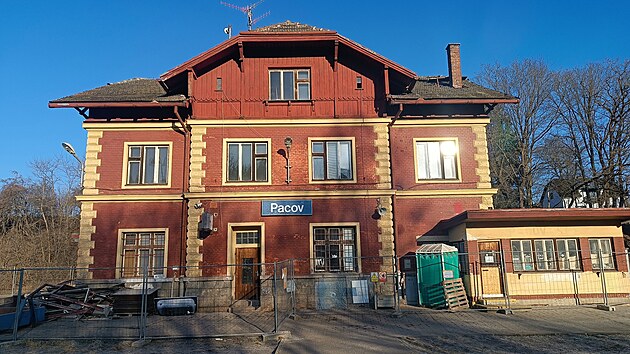 Správa železnic, která pacovské nádraží od roku 2016 vlastní, začala jeho rekonstrukci ubouráním téměř všech přístavků a částí, které byly k původní budově během více než stovky let přistavěny. Tento způsob opravy místní ostře kritizují.