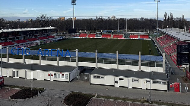 Parkovací dům u areny nabízí výhled na fotbalové zápasy. (7. února 2025)