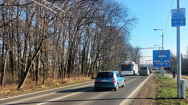 Nový obchvat Pardubic vyústí před Globusem, kde silnice nestačí už dnes. Ve špičkách se zde tvoří kolony. (4. února 2025)