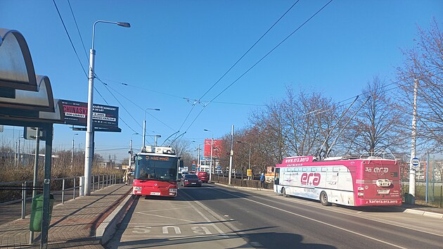 Nový obchvat Pardubic vyústí před Globusem, kde silnice nestačí už dnes. Ve špičkách se zde tvoří kolony. (4. února 2025)