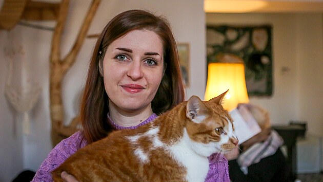 „Hodně lidí neví, k čemu kavárna je. Často sem přicházejí, že je to nějakým způsobem atrakce, zážitek, že ty kočky jsou tady pro lidi a oni si s nimi mohou dělat, co chtějí. Tak to samozřejmě není,“ sedá si ke mne a popisuje kočičí kavárnu Bystrokočko v Českých Budějovicích její provozovatelka Barbora Klímová (na snímku).