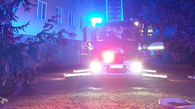 Na místo vyslal operační důstojník 10 cisteren a automobilový žebřík. Šlo o požár v plném rozsahu bytu v 7. patře. (3. února 2024)