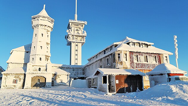 Hotel na vrcholu krušnohorského Klínovce s přilehlou rozhlednou a sousedním vysílačem. (13. prosince 2022)