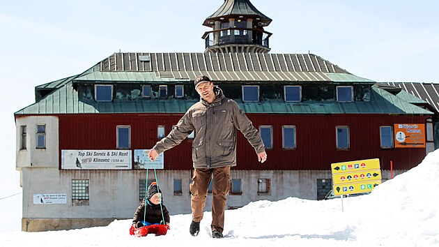 Hotel na vrcholu krušnohorského Klínovce. (9. dubna 2015)