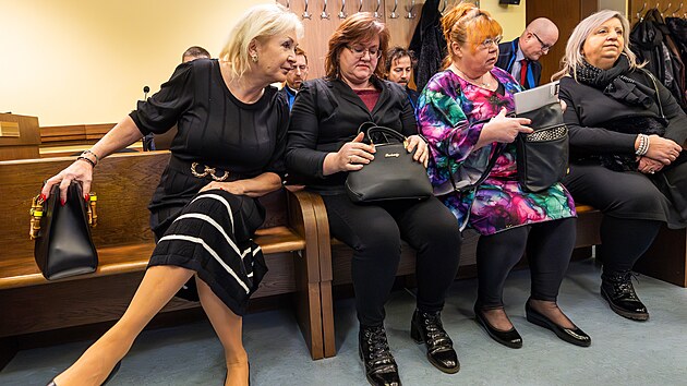 Čtyři ženy jsou obžalované u Krajského soudu v Hradci Králové v případu údajně falešné závěti. (6. února 2025)