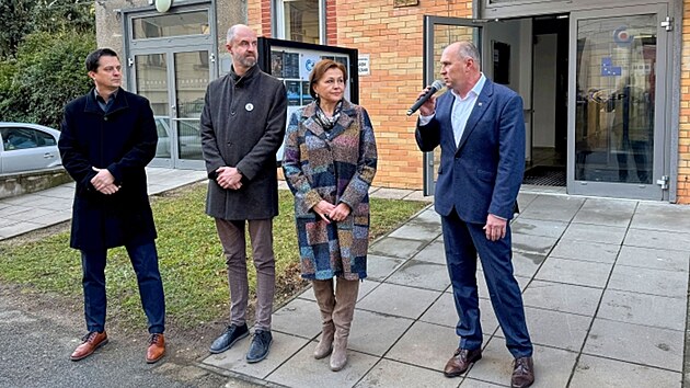 Přestavbu výměníku na školní jídelnu v Hradci Králové zahájili (zprava) hejtman Petr Koleta, radní Jana Berkovcová (oba ANO) a náměstek hradecké primátorky Lukáš Řádek (TOP 09). (31. ledna 2025)