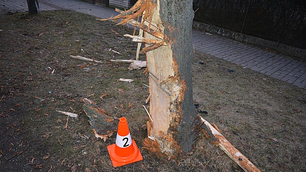 Řidič v Černilově narazil do stromu. (š. února 2025)