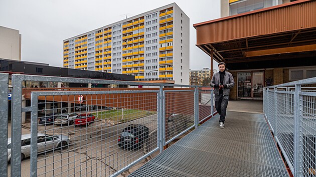 Radnice pořídila nové lávky u Billy a u drogerie Teta na hradecké Benešově třídě, ty však v zimě kloužou.