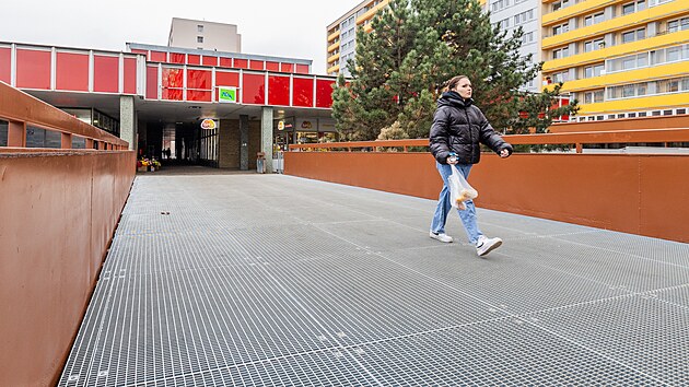 Radnice pořídila nové lávky u Billy a u drogerie Teta na hradecké Benešově třídě, ty však v zimě kloužou.
