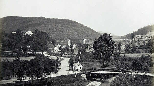 Most Jihoseveroněmecké spojovací dráhy v Poříčí na snímku z roku 1871. V roce 1908 pod ocelovou konstrukci přibyla ještě jedna pro místní dráhu Teplice nad Metují – Trutnov.