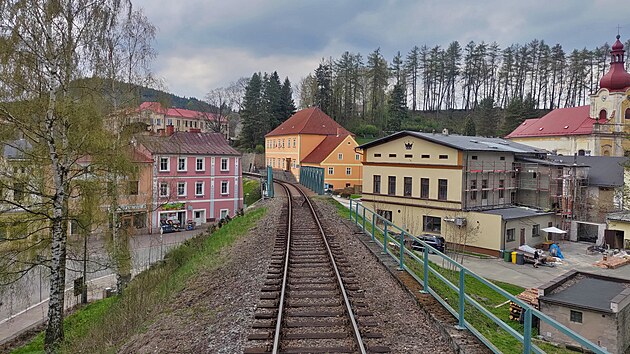 V Teplicích nad Metují prochází trať středem města.